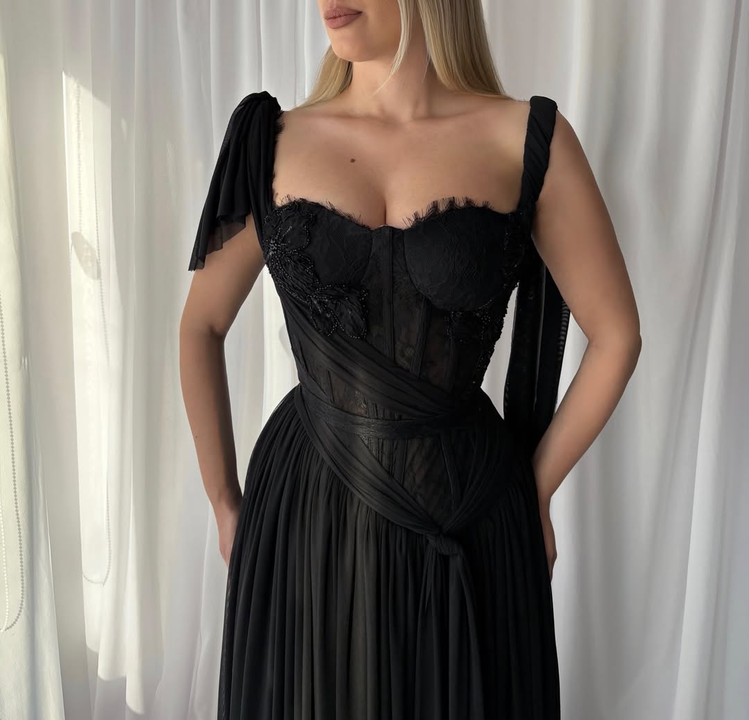 Miabel Gorgeous Black Spaghetti Straps Sleeveless Sweetheart Lace Evening Dress