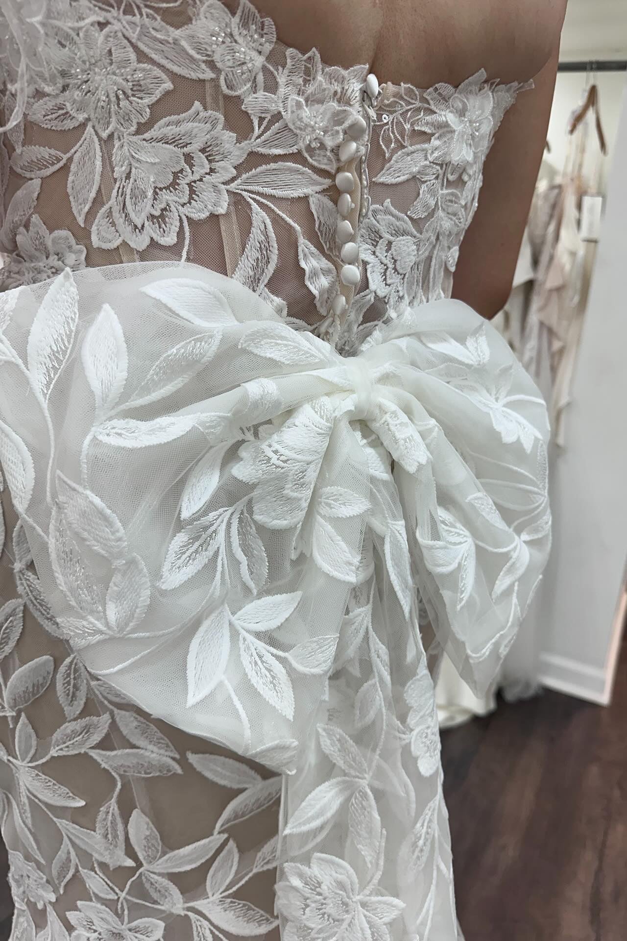 Sweetheart White Appliques Wedding Dress with Bow
