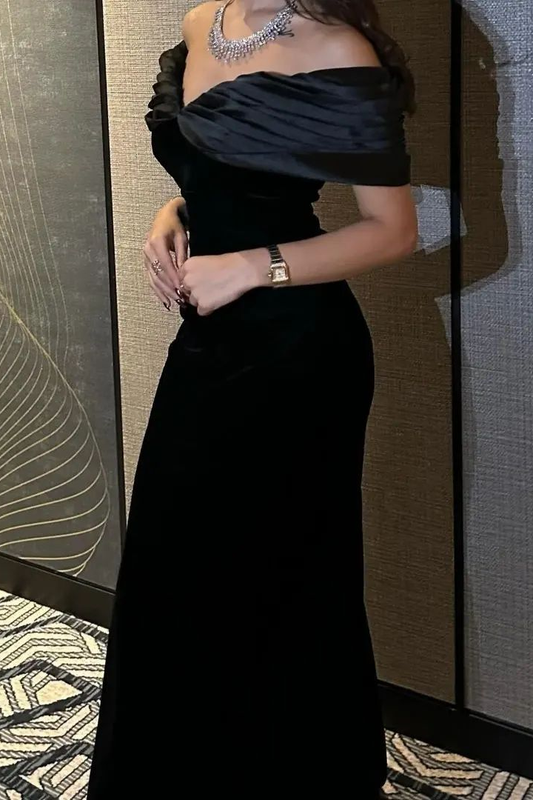 Black Off the Shoulder Sleeveless Strapless Long Prom Dress With Pleated