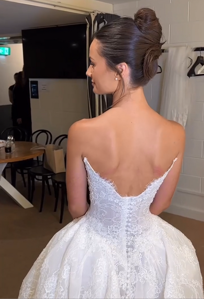 Lace Applique Sweetheart Sleeveless A-Line Floor-Length Wedding Dress