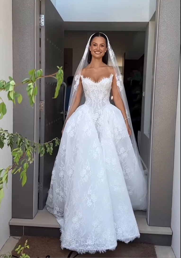 Lace Applique Sweetheart Sleeveless A-Line Floor-Length Wedding Dress