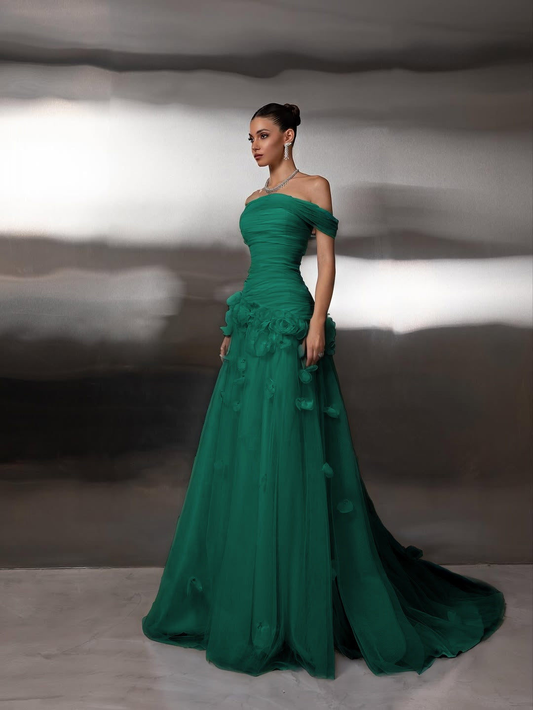 Tulle Off-The-Shoulder Strapless Sleeveless Long Prom Dress With Pleated And Flower Appliqués