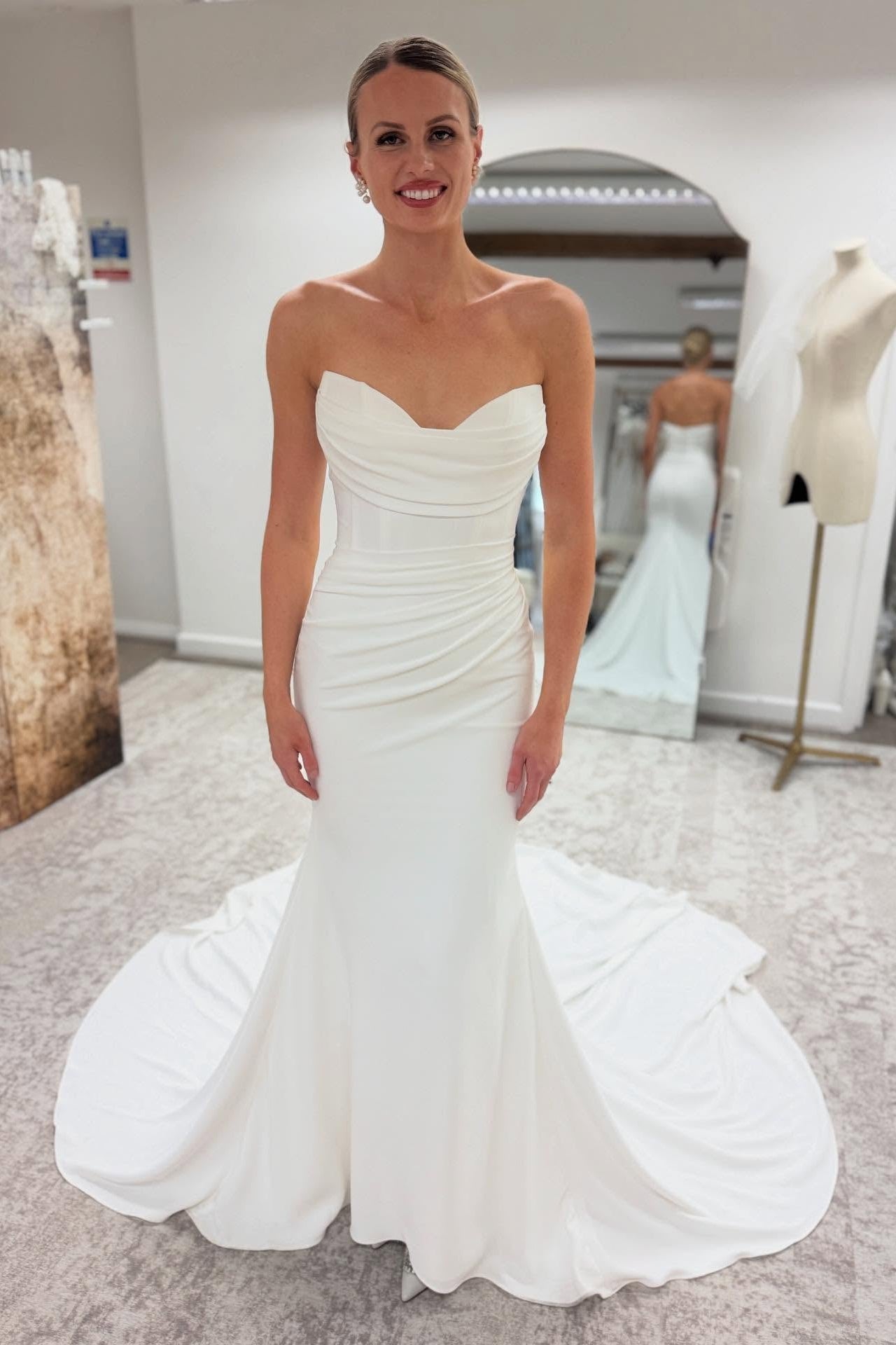 Simple Sweetheart Sleeveless Mermaid Floor-Length Wedding Dress