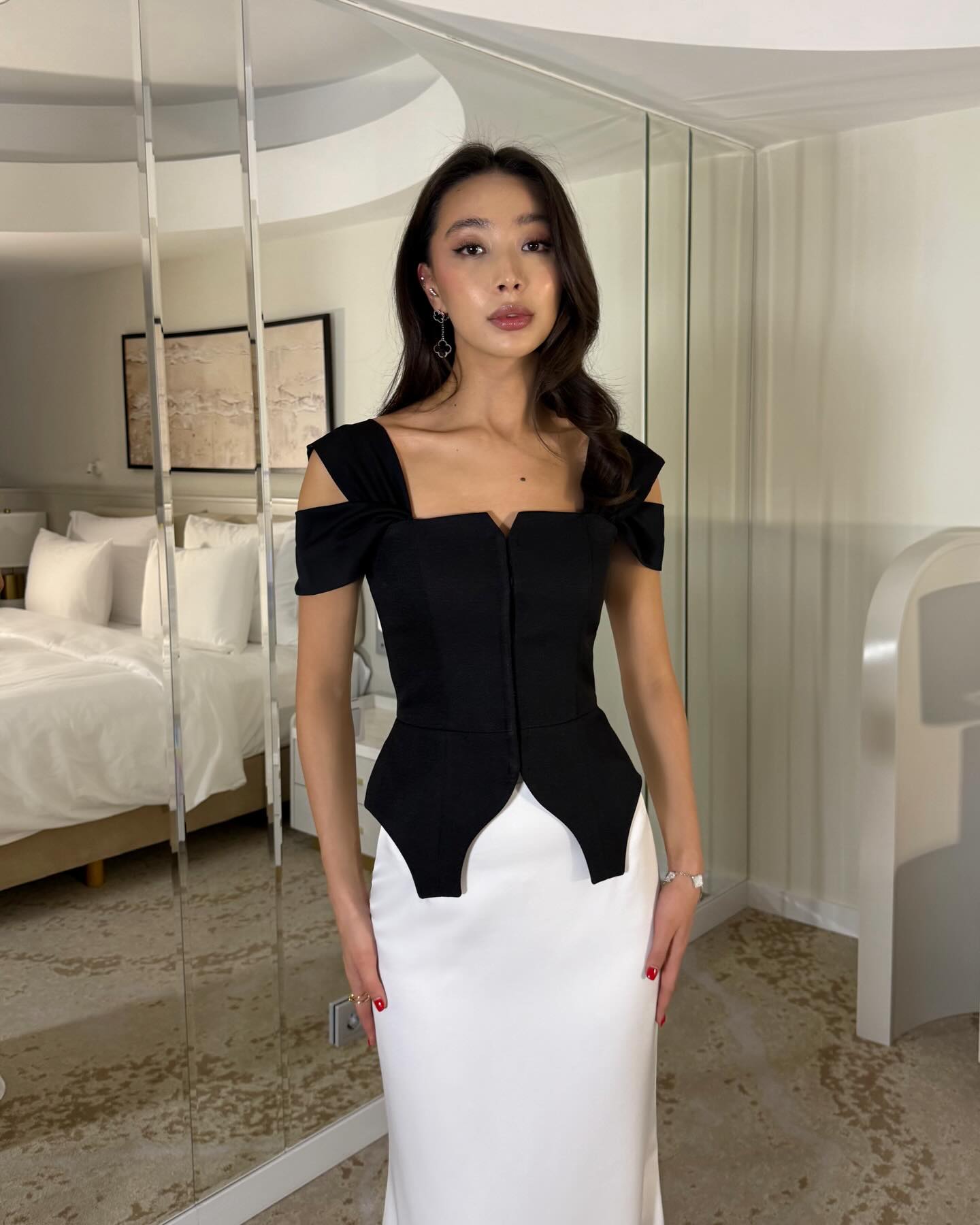Black Sleeveless White Mermaid Floor-Length Evening Dress