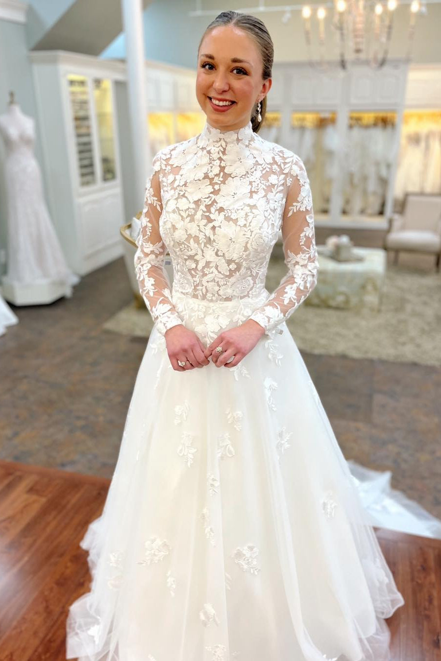 Long Sleeve White Lace Appliques Wedding Dress