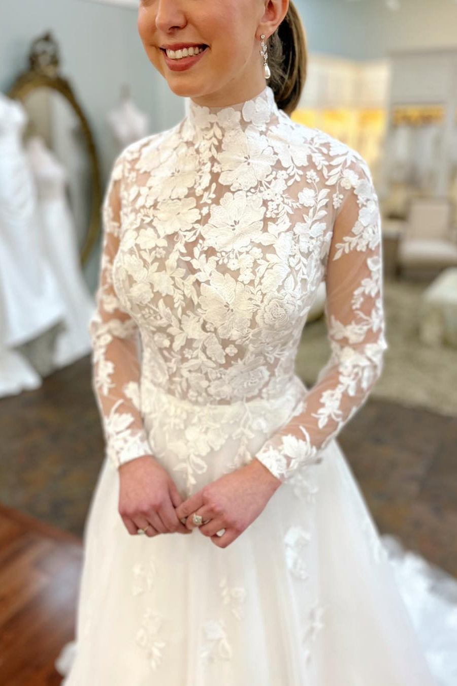 Long Sleeve White Lace Appliques Wedding Dress