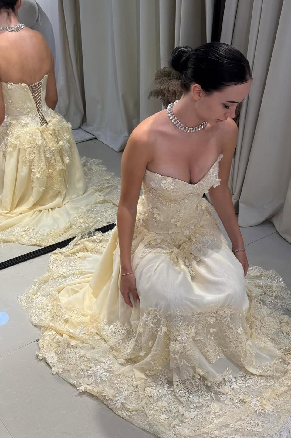 Gorgeous A Line Sweetheart Light Yellow Lace Evening Dress with Structured Bodice
