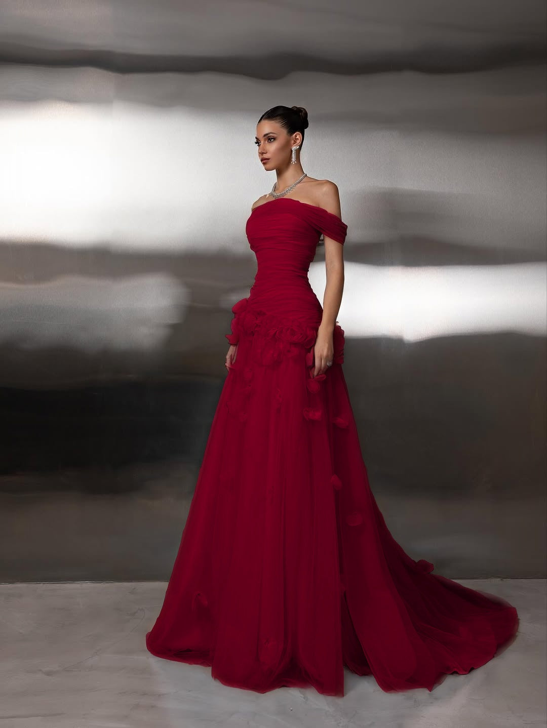 Tulle Off-The-Shoulder Strapless Sleeveless Long Prom Dress With Pleated And Flower Appliqués