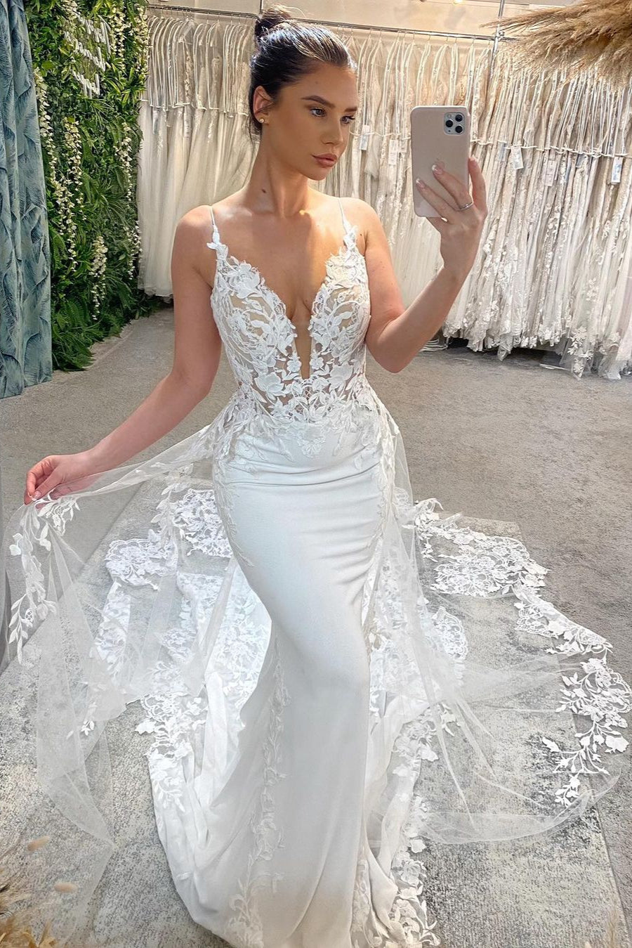 Amazing Long White V-neck Spaghetti Straps Mermaid Sleeveless Wedding Dress With Lace