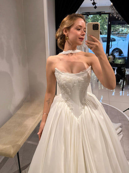 Elegant Strapless Sleeveless Applique A-Line Ruffles Floor-length Wedding Dress