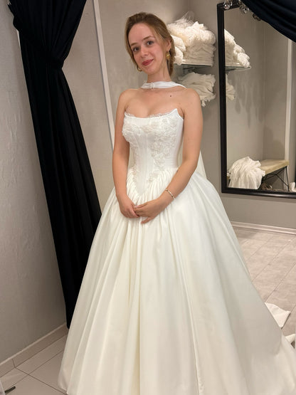 Elegant Strapless Sleeveless Applique A-Line Ruffles Floor-length Wedding Dress