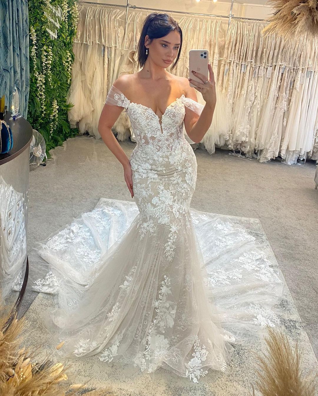 Chic Sweetheart Sleeveless Off-the-Shoulder Lace Wedding Dress